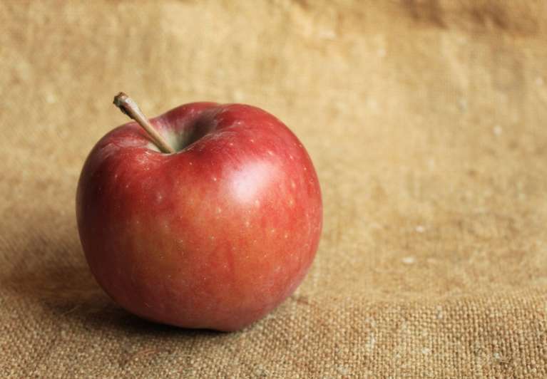 К чему снятся видеть яблоки женщине. Яблоки красные. Приснилось яблоко красное. Яблоки во сне для женщины. Красные яблоки во сне.